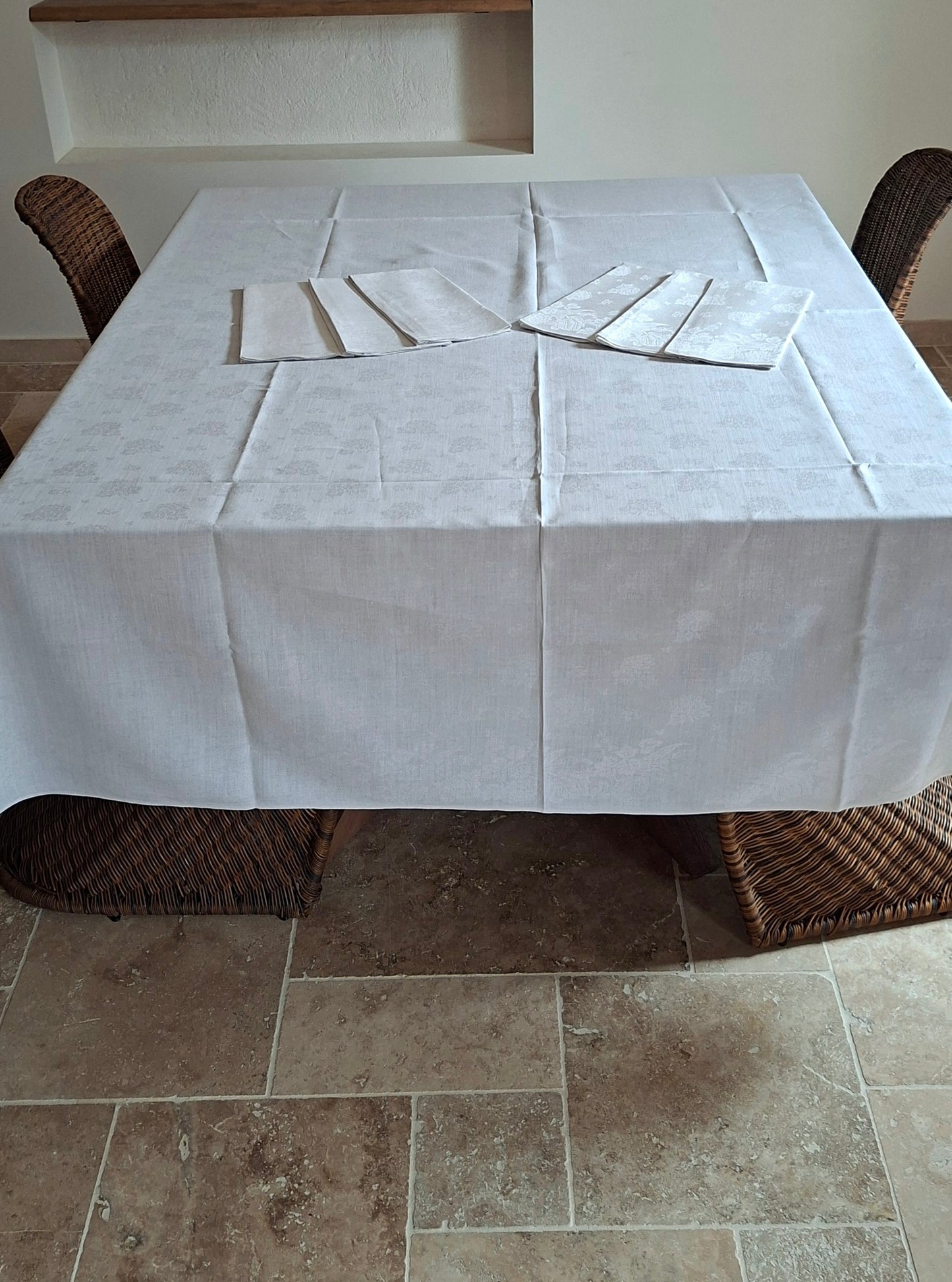 Grande Nappe Blanche ancienne damassée en lin – Linge de table ancien, décor de mûres  XXᵉ siècle