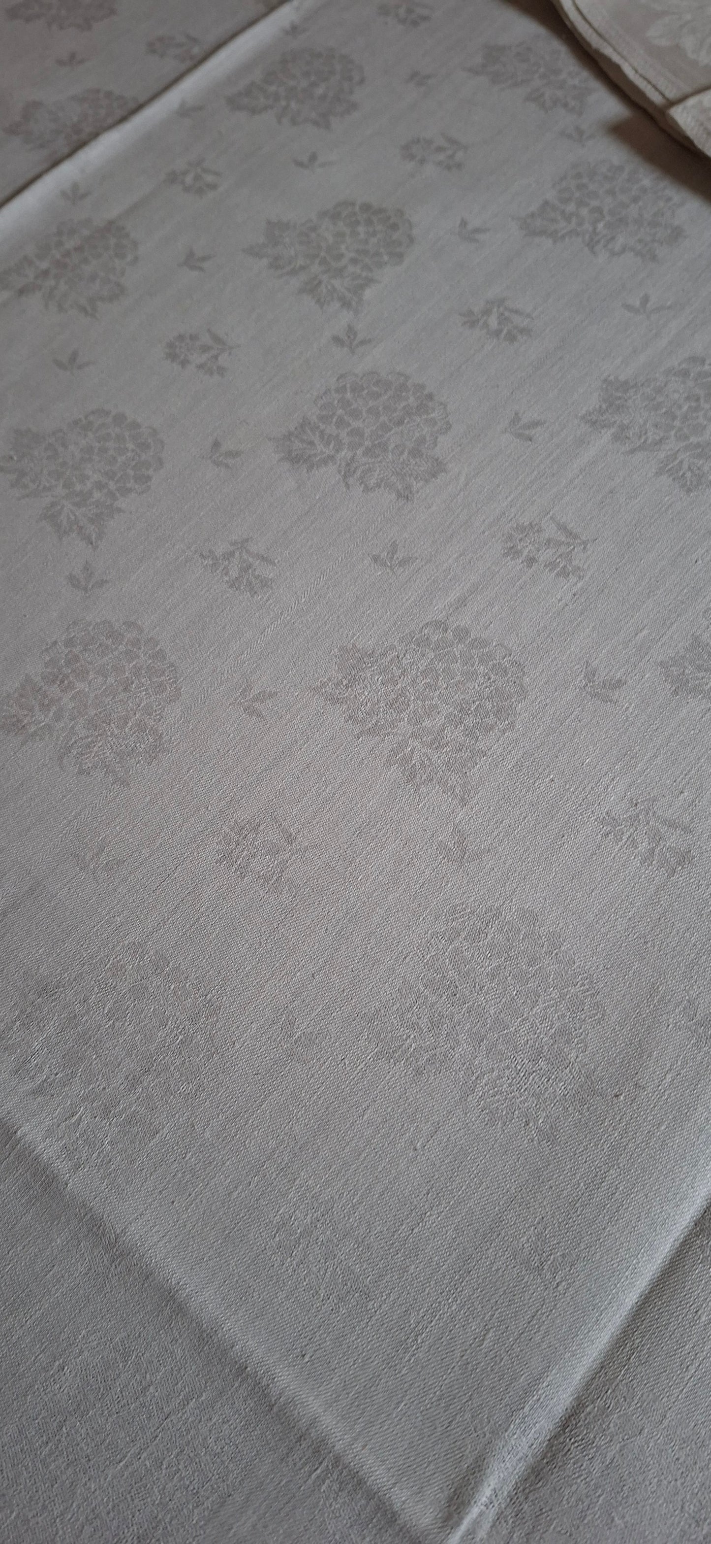 Grande Nappe Blanche ancienne damassée en lin – Linge de table ancien, décor de mûres  XXᵉ siècle