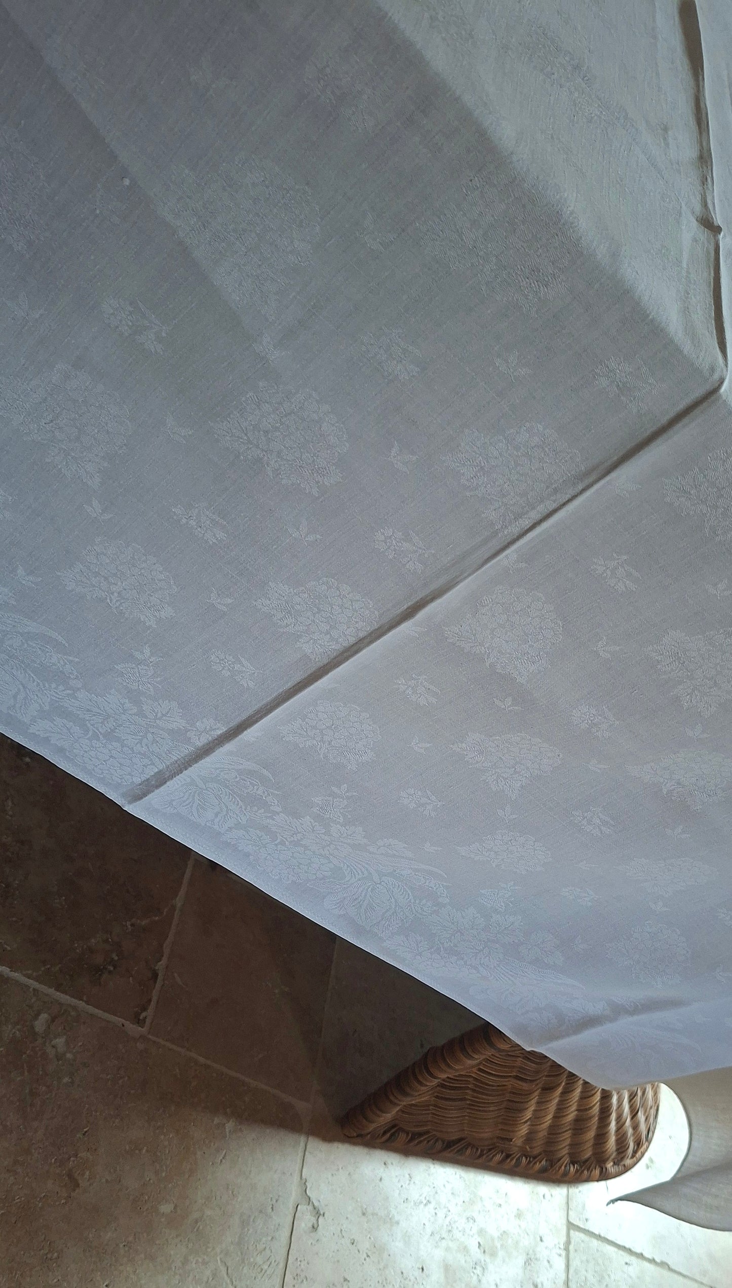 Grande Nappe Blanche ancienne damassée en lin – Linge de table ancien, décor de mûres  XXᵉ siècle