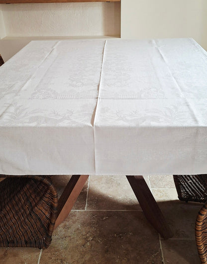 Nappe blanche ancienne 157x200 en lin épais damassé – Scènes chasse à courre – Fin XIXᵉ siècle / début XXᵉ siècle