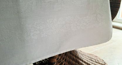 Nappe blanche ancienne 157x200 en lin épais damassé – Scènes chasse à courre – Fin XIXᵉ siècle / début XXᵉ siècle