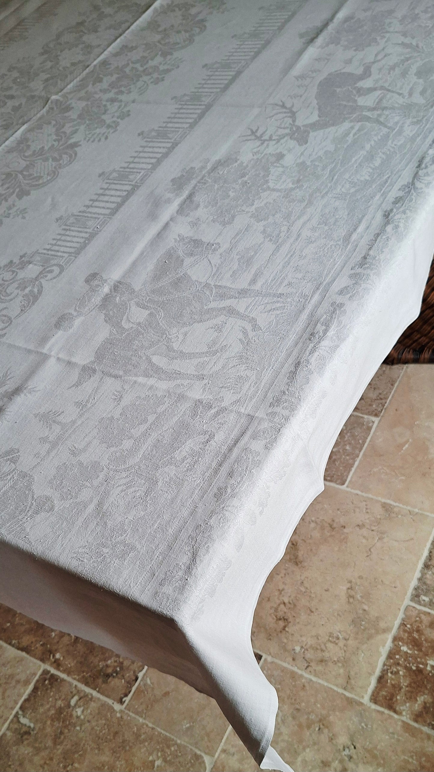 Nappe blanche ancienne 157x200 en lin épais damassé – Scènes chasse à courre – Fin XIXᵉ siècle / début XXᵉ siècle