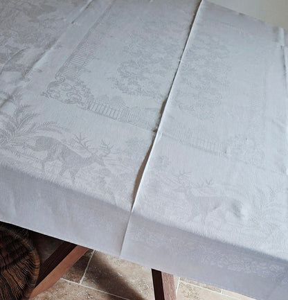 Nappe blanche ancienne 157x200 en lin épais damassé – Scènes chasse à courre – Fin XIXᵉ siècle / début XXᵉ siècle