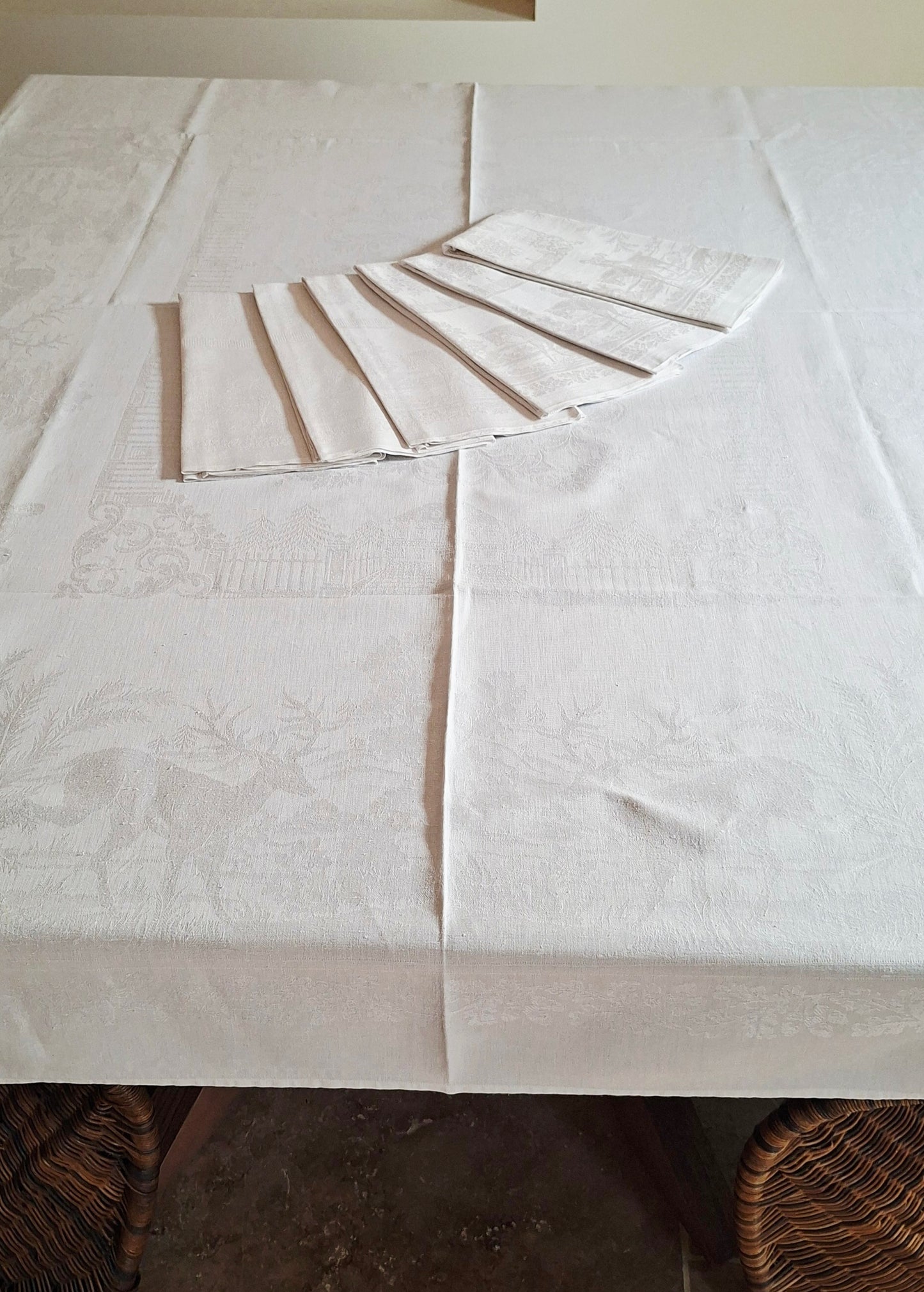 Nappe blanche ancienne 157x200 en lin épais damassé – Scènes chasse à courre – Fin XIXᵉ siècle / début XXᵉ siècle