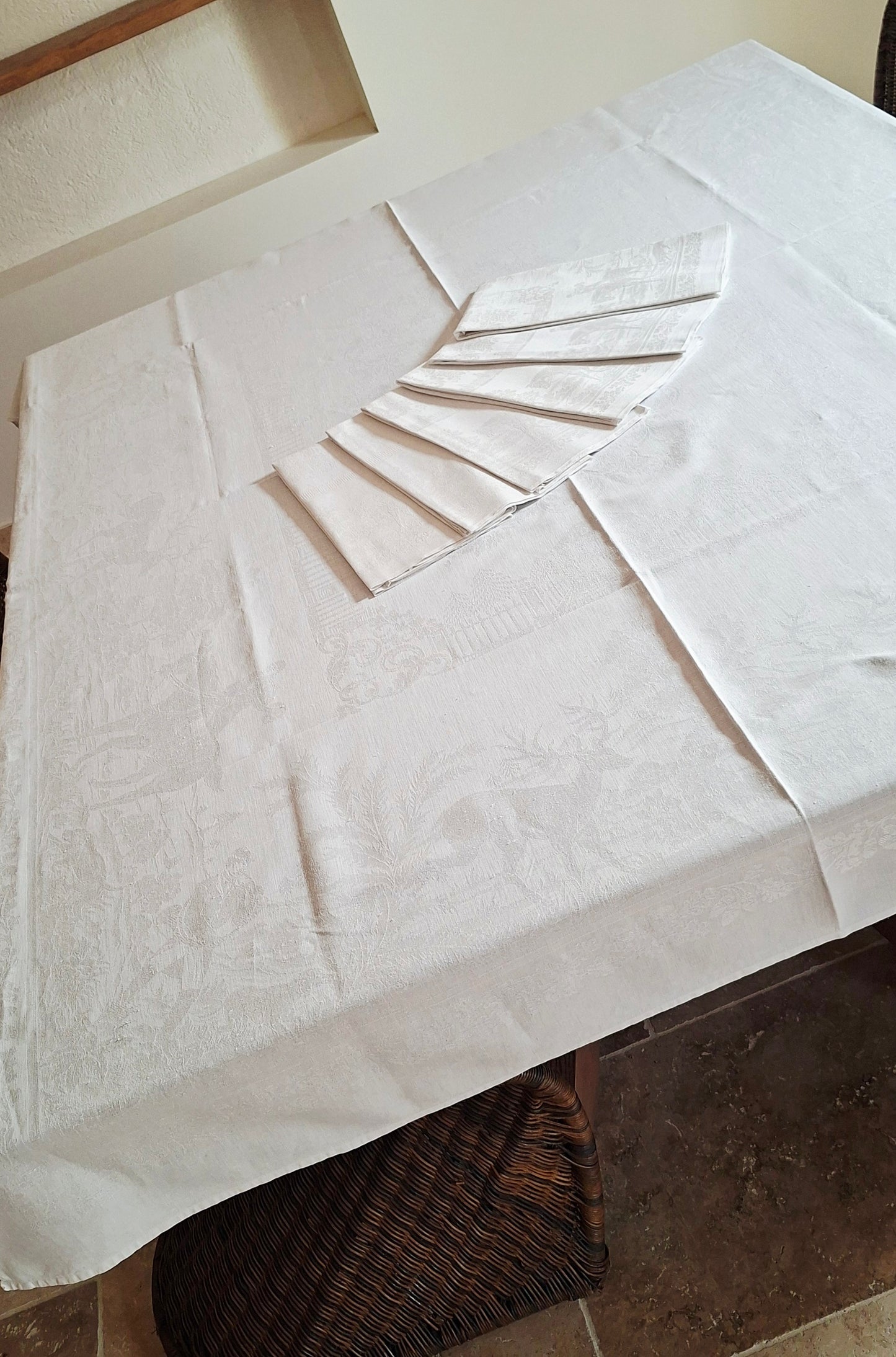 Nappe blanche ancienne 157x200 en lin épais damassé – Scènes chasse à courre – Fin XIXᵉ siècle / début XXᵉ siècle
