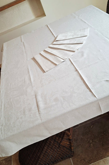 Nappe blanche ancienne 157x200 en lin épais damassé – Scènes chasse à courre – Fin XIXᵉ siècle / début XXᵉ siècle