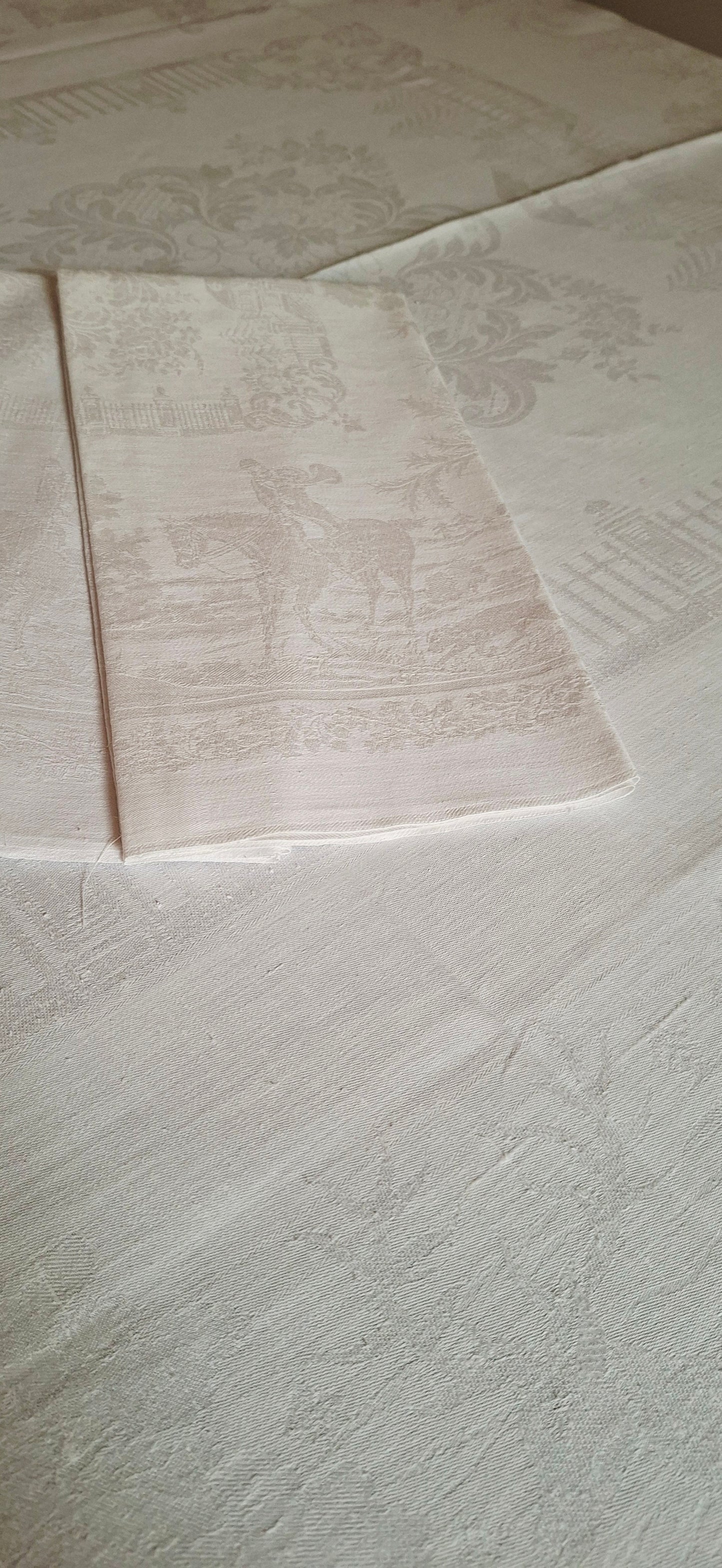 Nappe blanche ancienne 157x200 en lin épais damassé – Scènes chasse à courre – Fin XIXᵉ siècle / début XXᵉ siècle