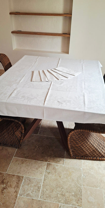 Nappe blanche ancienne 157x200 en lin épais damassé – Scènes chasse à courre – Fin XIXᵉ siècle / début XXᵉ siècle