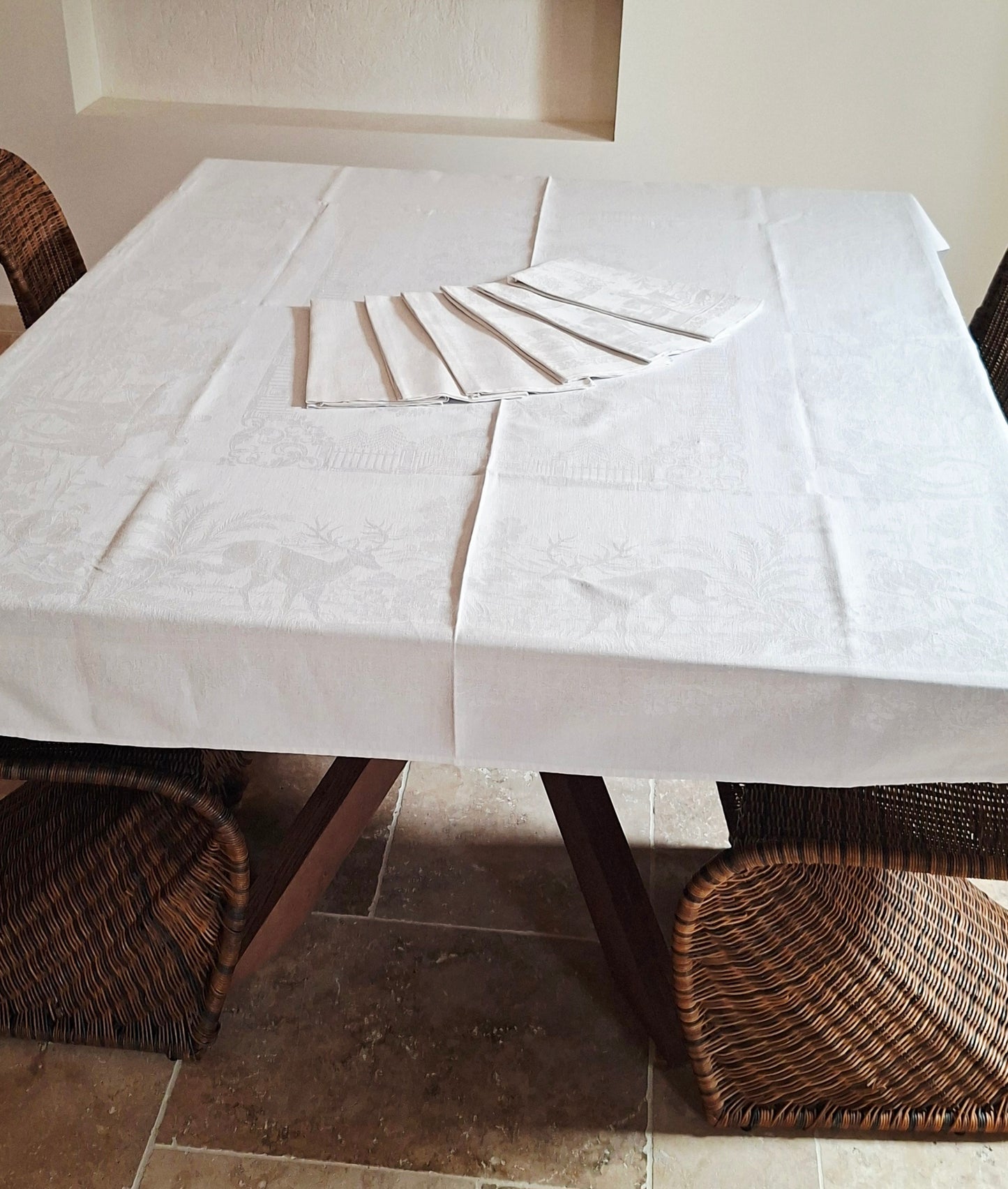Nappe blanche ancienne 157x200 en lin épais damassé – Scènes chasse à courre – Fin XIXᵉ siècle / début XXᵉ siècle