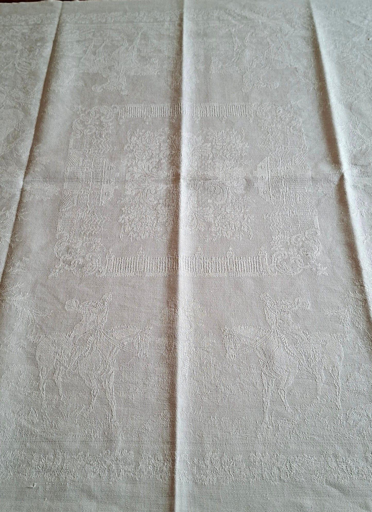 Nappe blanche ancienne 157x200 en lin épais damassé – Scènes chasse à courre – Fin XIXᵉ siècle / début XXᵉ siècle