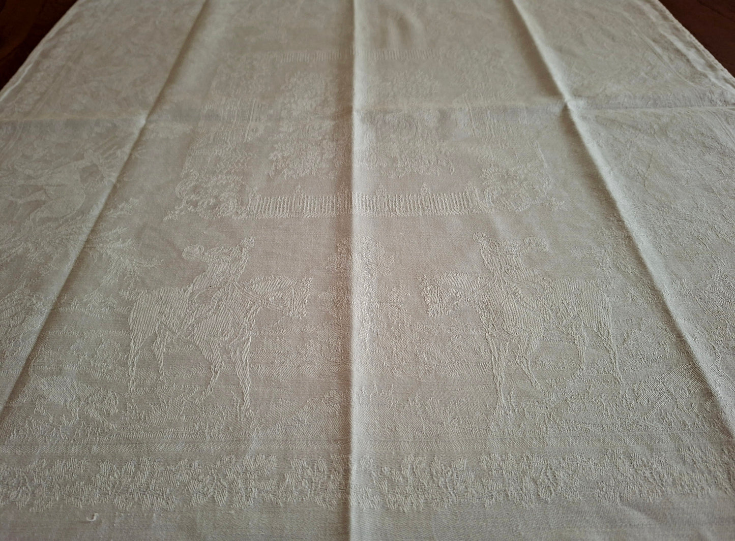 Nappe blanche ancienne 157x200 en lin épais damassé – Scènes chasse à courre – Fin XIXᵉ siècle / début XXᵉ siècle