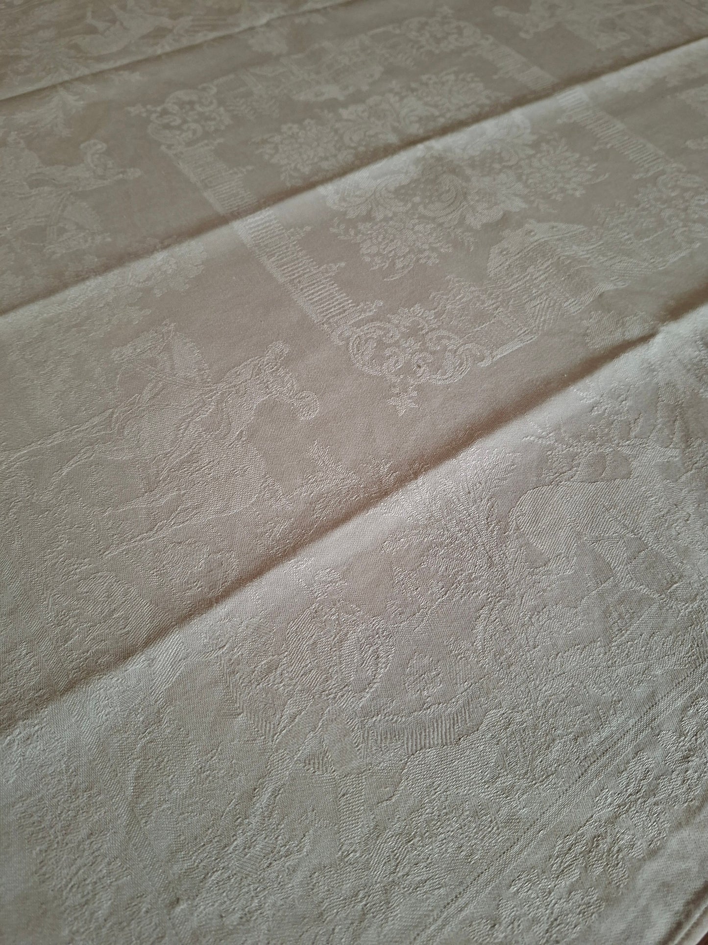 Nappe blanche ancienne 157x200 en lin épais damassé – Scènes chasse à courre – Fin XIXᵉ siècle / début XXᵉ siècle
