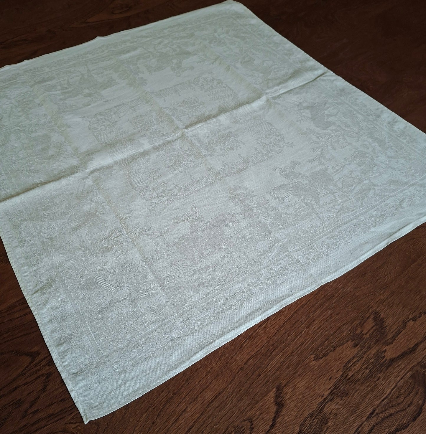 Nappe blanche ancienne 157x200 en lin épais damassé – Scènes chasse à courre – Fin XIXᵉ siècle / début XXᵉ siècle