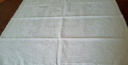 Nappe blanche ancienne 157x200 en lin épais damassé – Scènes chasse à courre – Fin XIXᵉ siècle / début XXᵉ siècle