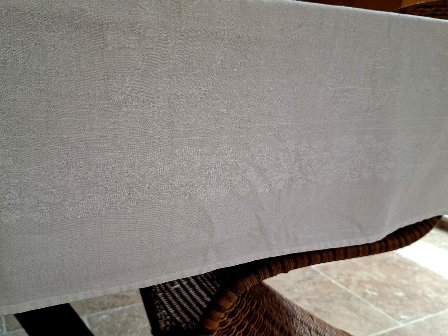 Nappe blanche ancienne 157x200 en lin épais damassé – Scènes chasse à courre – Fin XIXᵉ siècle / début XXᵉ siècle