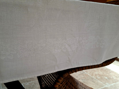 Nappe blanche ancienne 157x200 en lin épais damassé – Scènes chasse à courre – Fin XIXᵉ siècle / début XXᵉ siècle