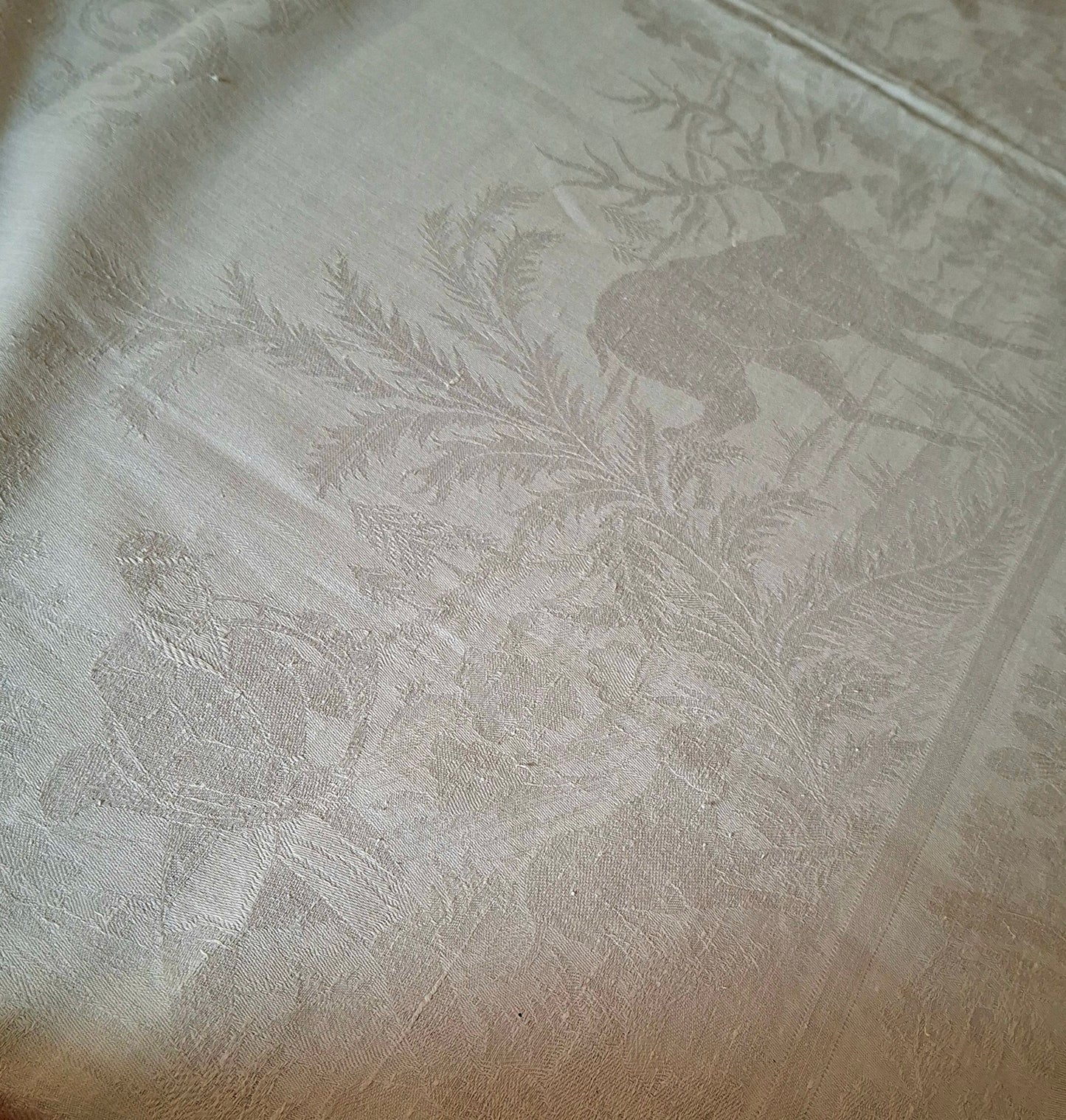 Nappe blanche ancienne 157x200 en lin épais damassé – Scènes chasse à courre – Fin XIXᵉ siècle / début XXᵉ siècle