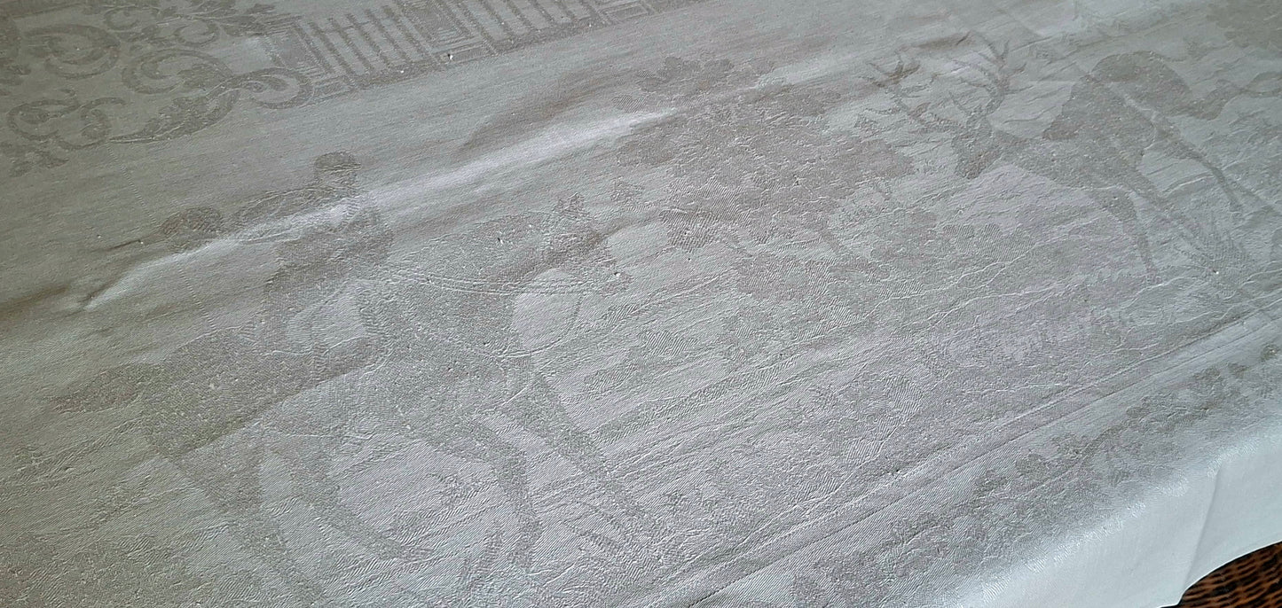 Nappe blanche ancienne 157x200 en lin épais damassé – Scènes chasse à courre – Fin XIXᵉ siècle / début XXᵉ siècle