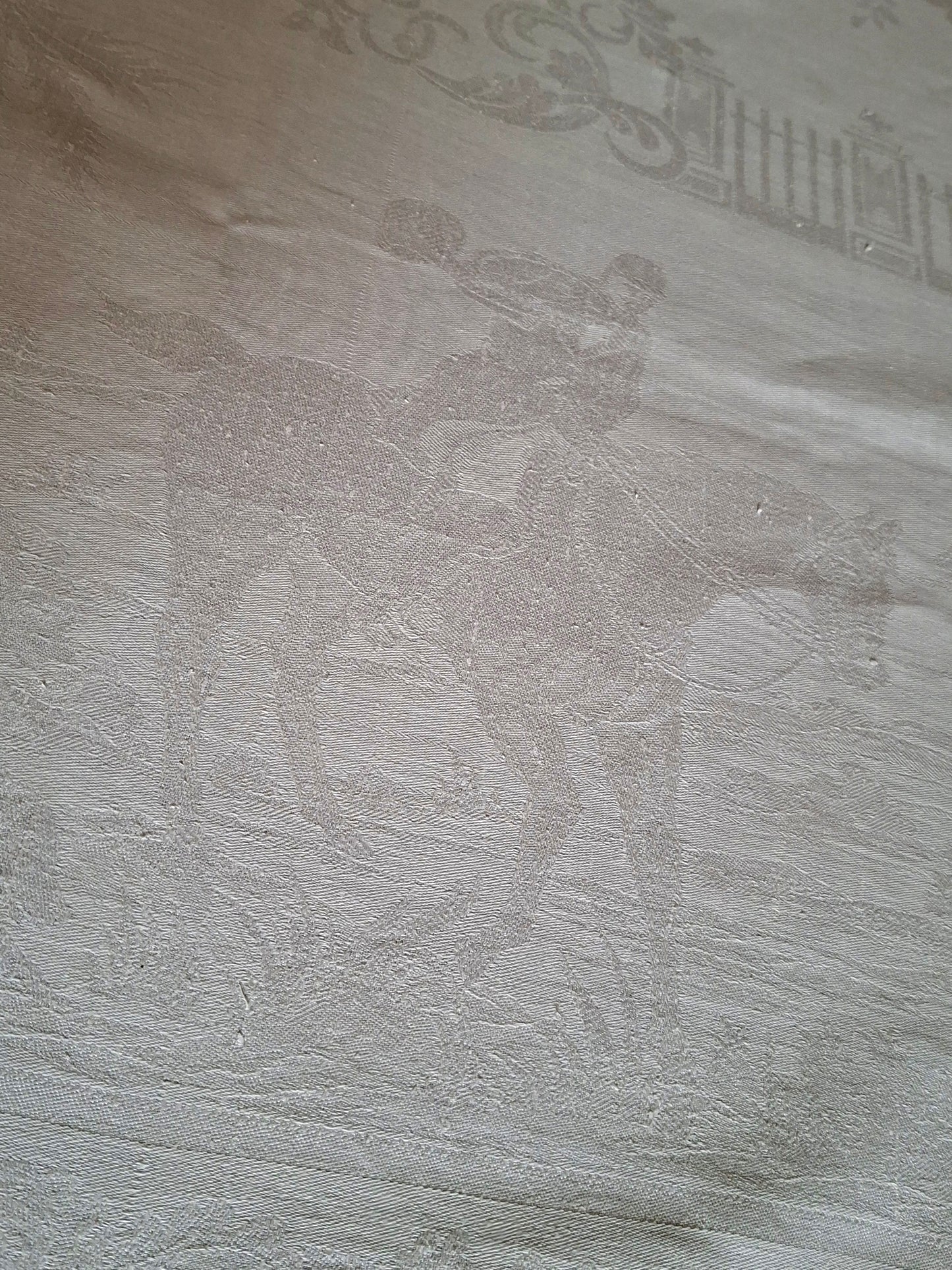 Nappe blanche ancienne 157x200 en lin épais damassé – Scènes chasse à courre – Fin XIXᵉ siècle / début XXᵉ siècle