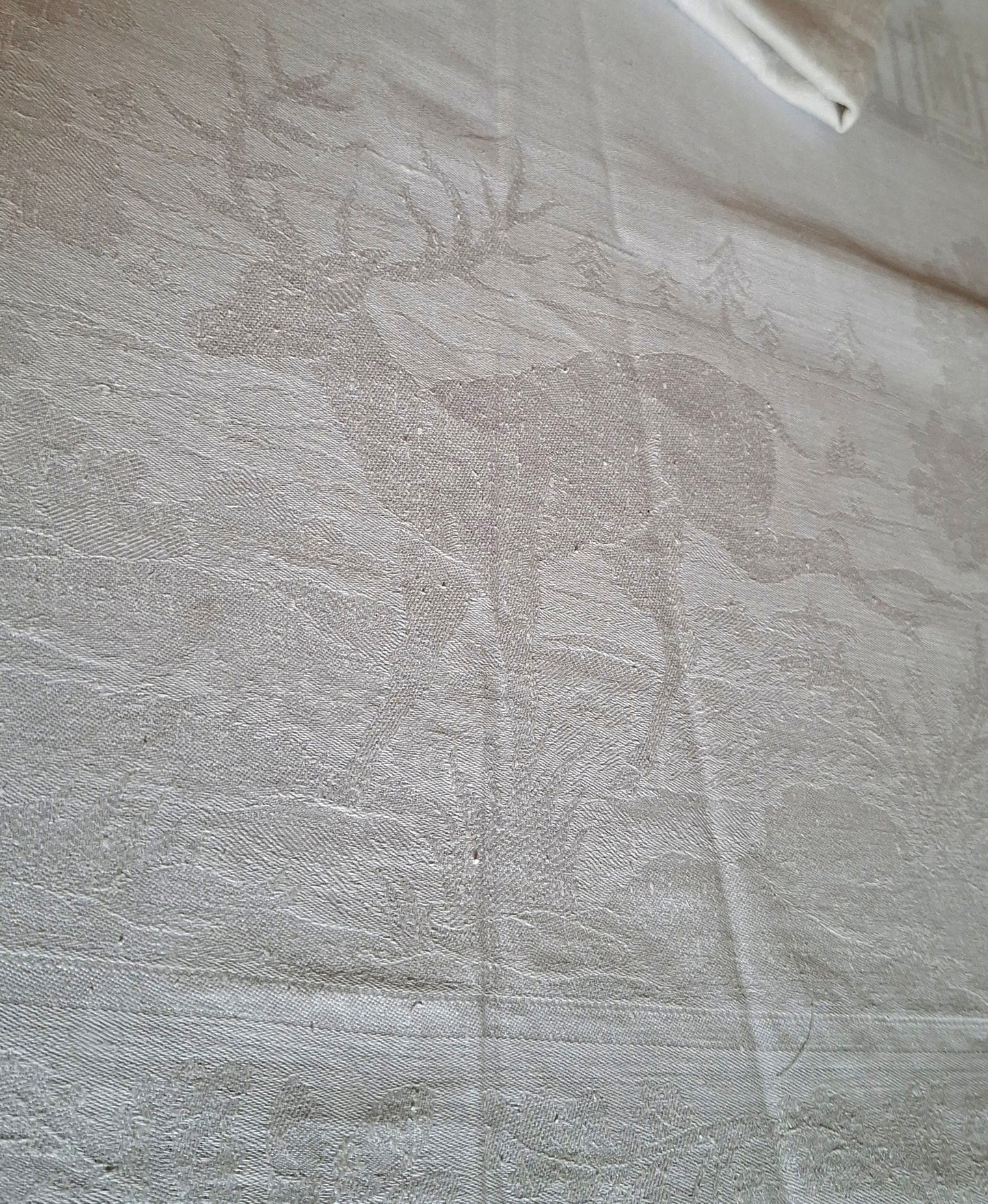 Nappe blanche ancienne 157x200 en lin épais damassé – Scènes chasse à courre – Fin XIXᵉ siècle / début XXᵉ siècle