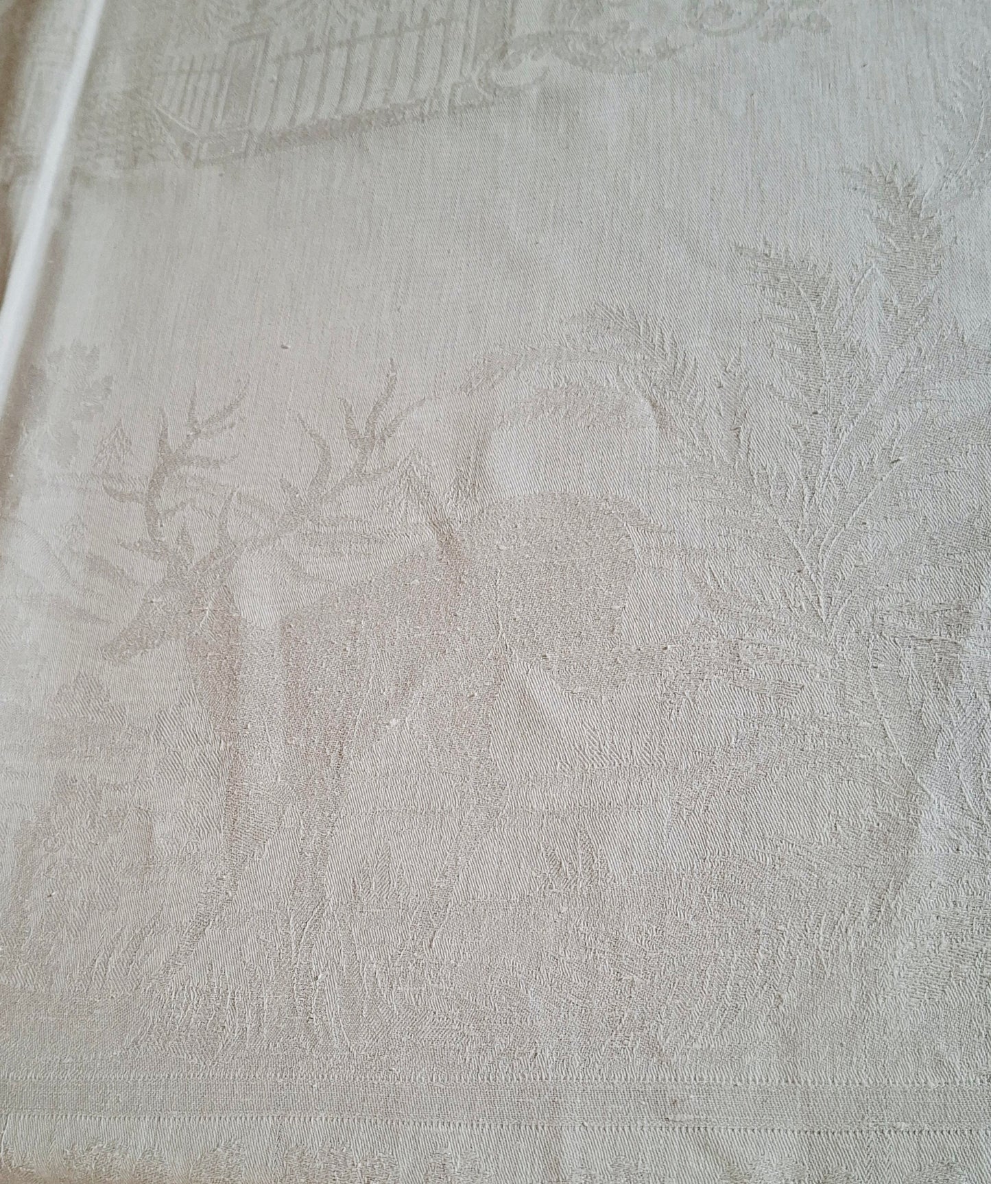 Nappe blanche ancienne 157x200 en lin épais damassé – Scènes chasse à courre – Fin XIXᵉ siècle / début XXᵉ siècle
