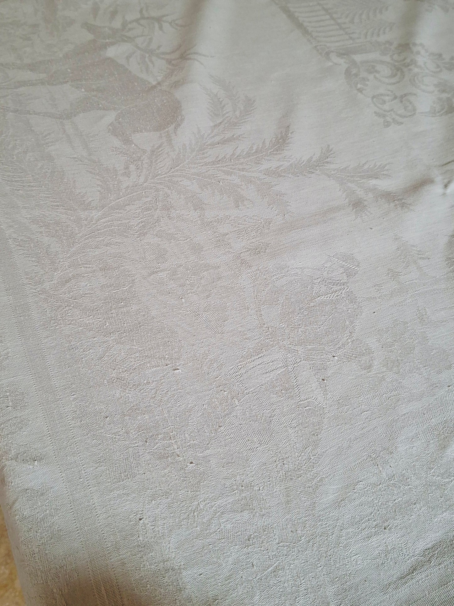Nappe blanche ancienne 157x200 en lin épais damassé – Scènes chasse à courre – Fin XIXᵉ siècle / début XXᵉ siècle