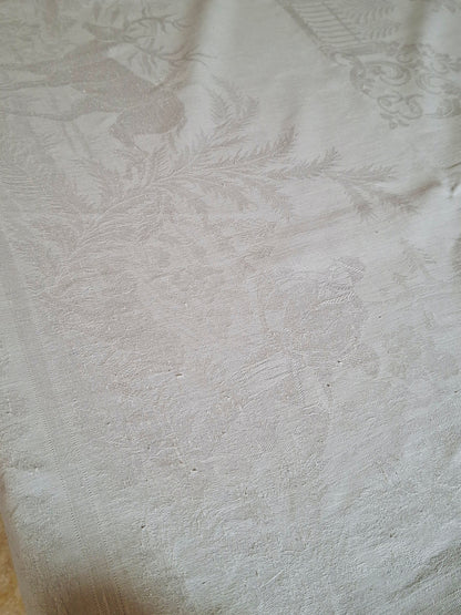Nappe blanche ancienne 157x200 en lin épais damassé – Scènes chasse à courre – Fin XIXᵉ siècle / début XXᵉ siècle