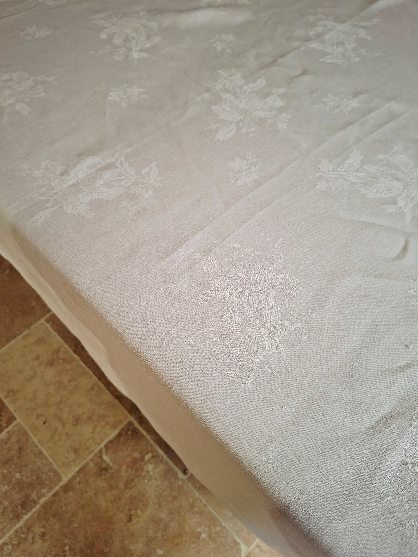 Nappe Ancienne en Lin Damassé – Motif Fleurs de Lys – Linge de Maison Vintage Élégant et Authentique