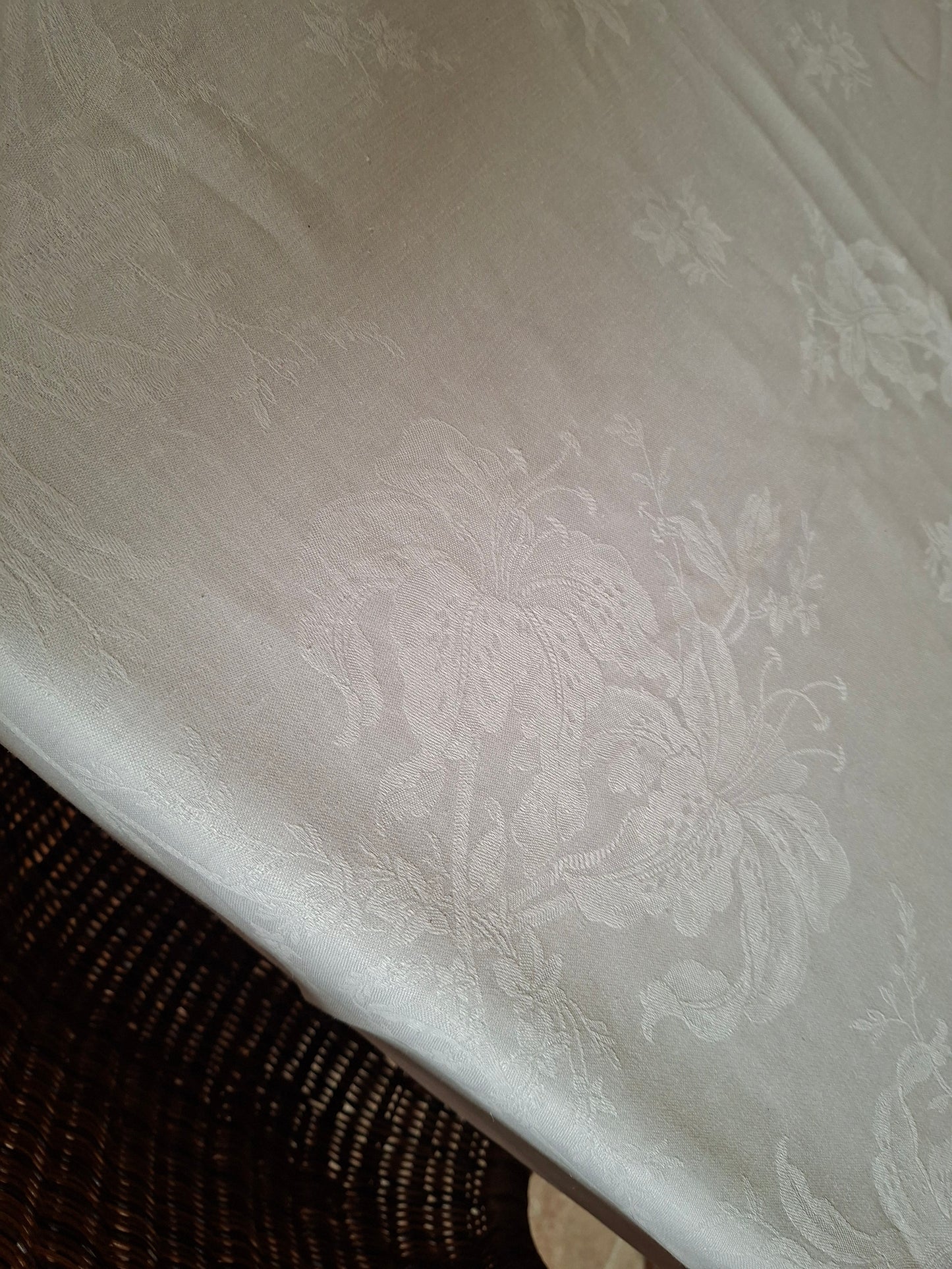 Nappe Ancienne en Lin Damassé – Motif Fleurs de Lys – Linge de Maison Vintage Élégant et Authentique