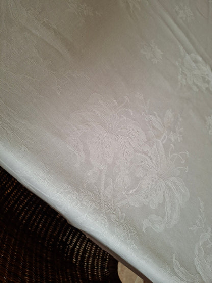 Nappe Ancienne en Lin Damassé – Motif Fleurs de Lys – Linge de Maison Vintage Élégant et Authentique