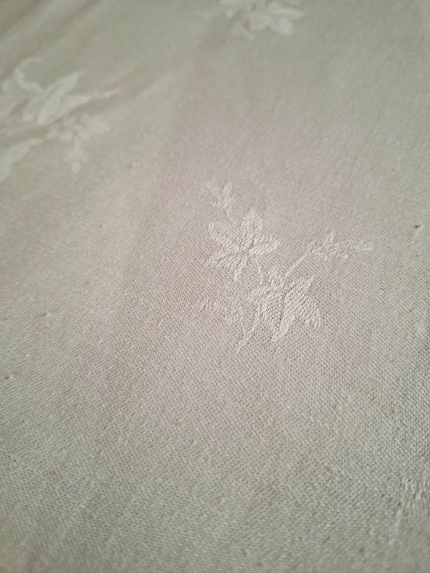 Nappe Ancienne en Lin Damassé – Motif Fleurs de Lys – Linge de Maison Vintage Élégant et Authentique