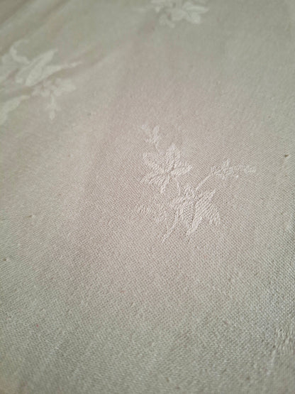 Nappe Ancienne en Lin Damassé – Motif Fleurs de Lys – Linge de Maison Vintage Élégant et Authentique
