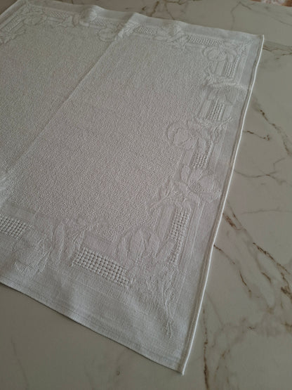 8 serviettes anciennes en coton et lin – Décor fleurs (roses) en relief