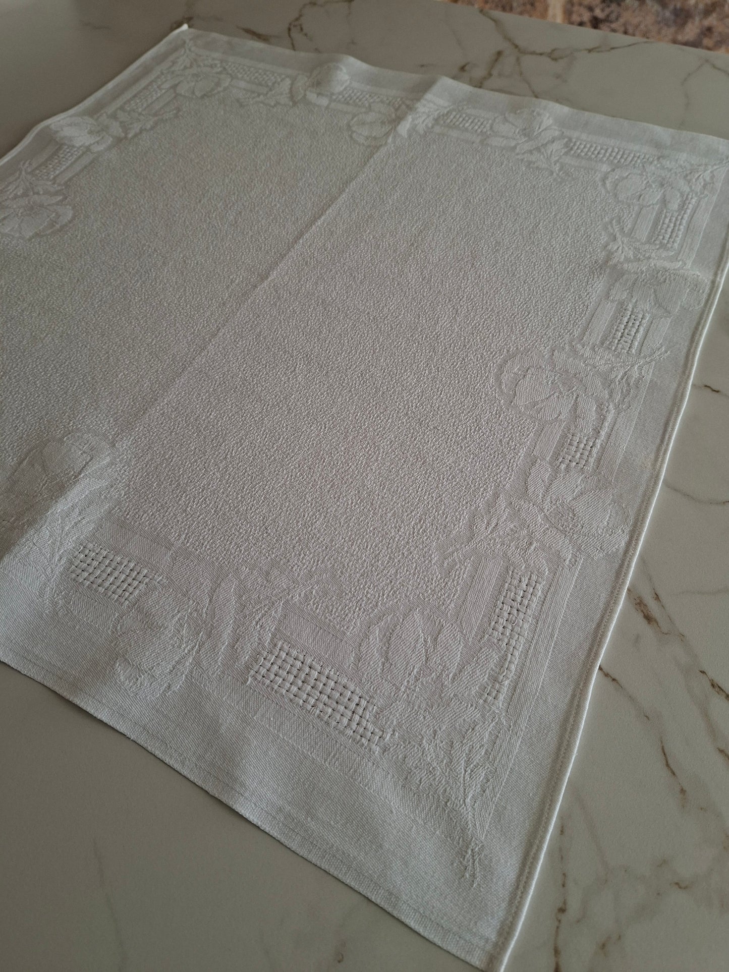 8 serviettes anciennes en coton et lin – Décor fleurs (roses) en relief
