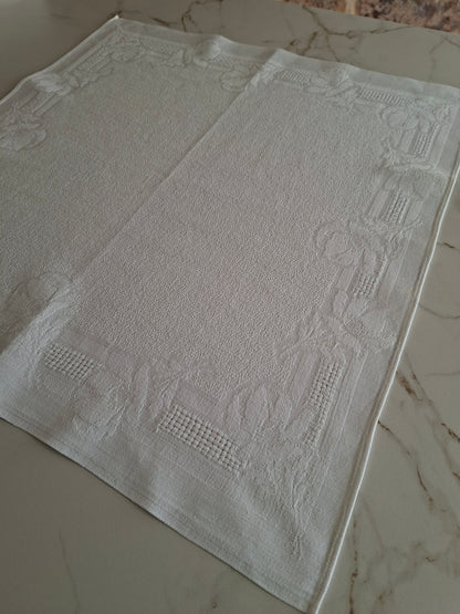 8 serviettes anciennes en coton et lin – Décor fleurs (roses) en relief
