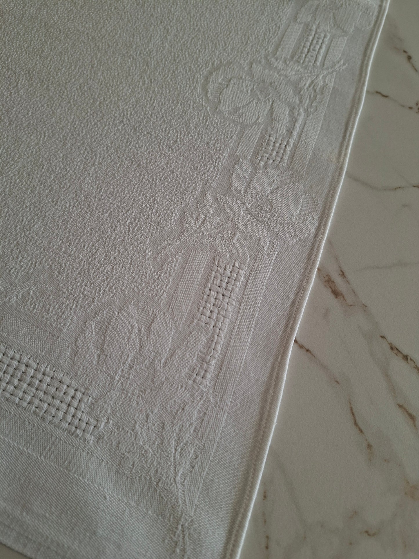8 serviettes anciennes en coton et lin – Décor fleurs (roses) en relief
