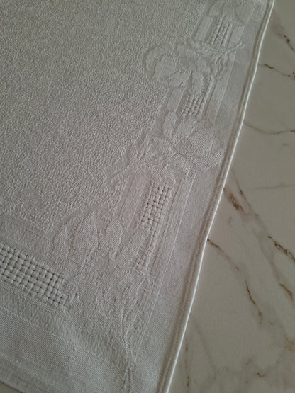 8 serviettes anciennes en coton et lin – Décor fleurs (roses) en relief