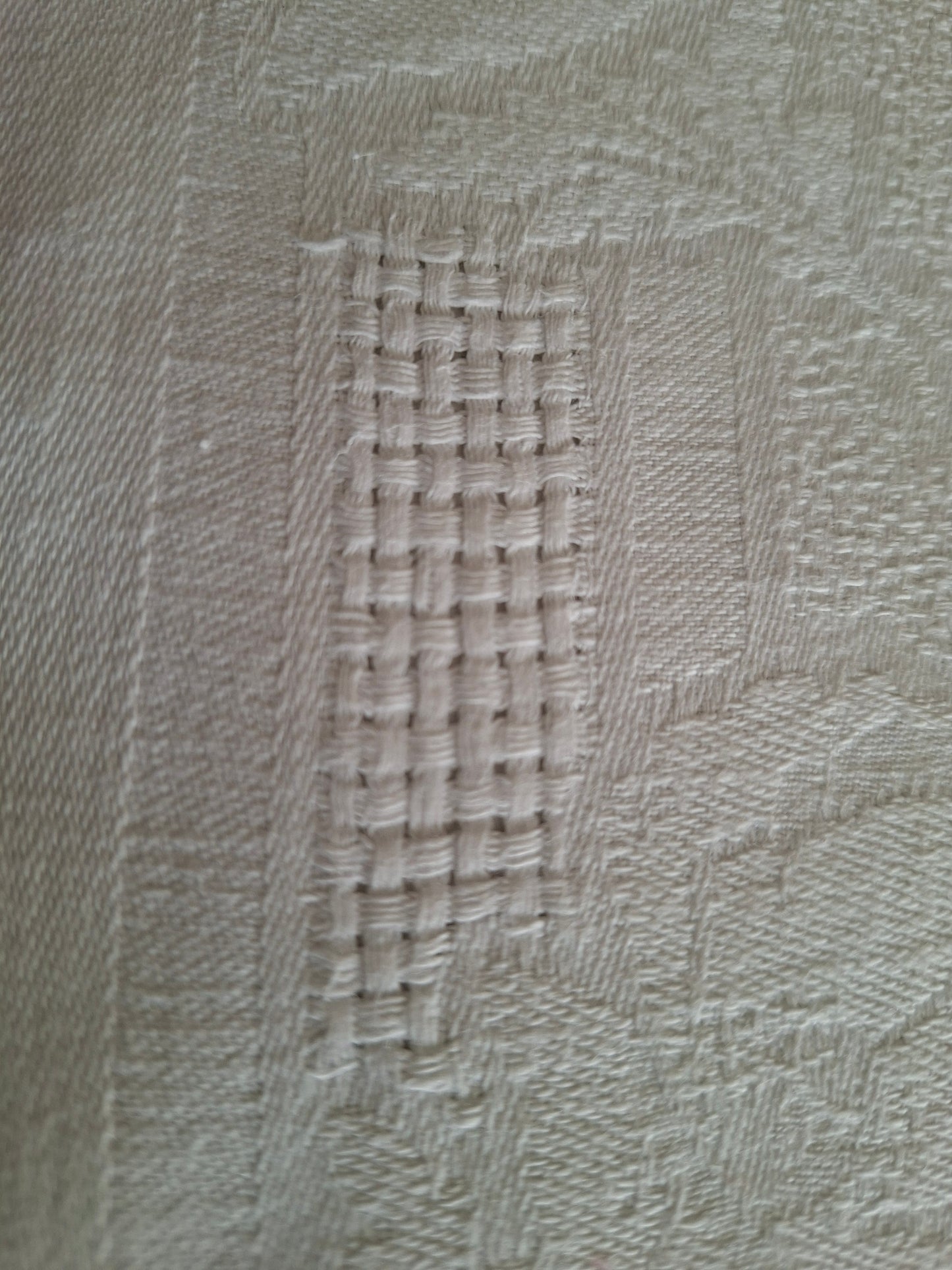 8 serviettes anciennes en coton et lin – Décor fleurs (roses) en relief