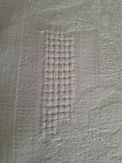 8 serviettes anciennes en coton et lin – Décor fleurs (roses) en relief