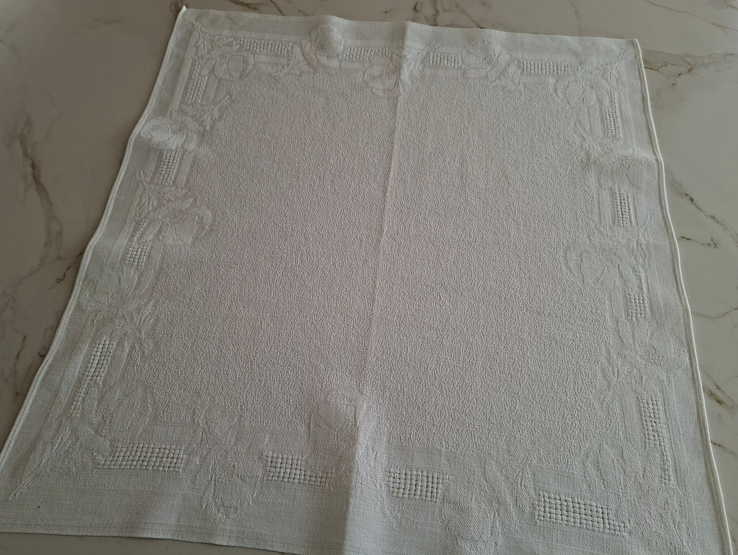 8 serviettes anciennes en coton et lin – Décor fleurs (roses) en relief