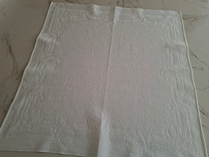 8 serviettes anciennes en coton et lin – Décor fleurs (roses) en relief