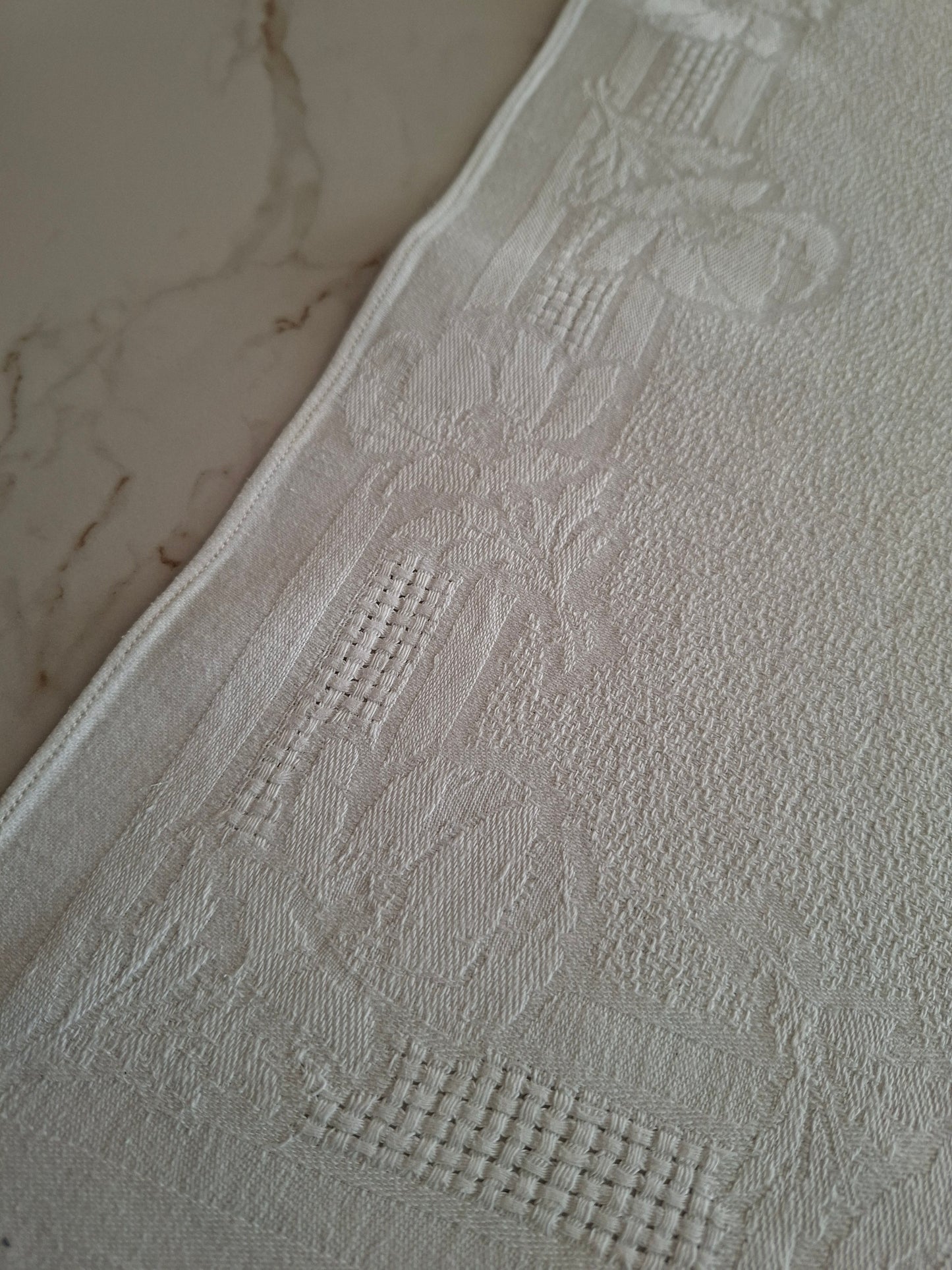 8 serviettes anciennes en coton et lin – Décor fleurs (roses) en relief