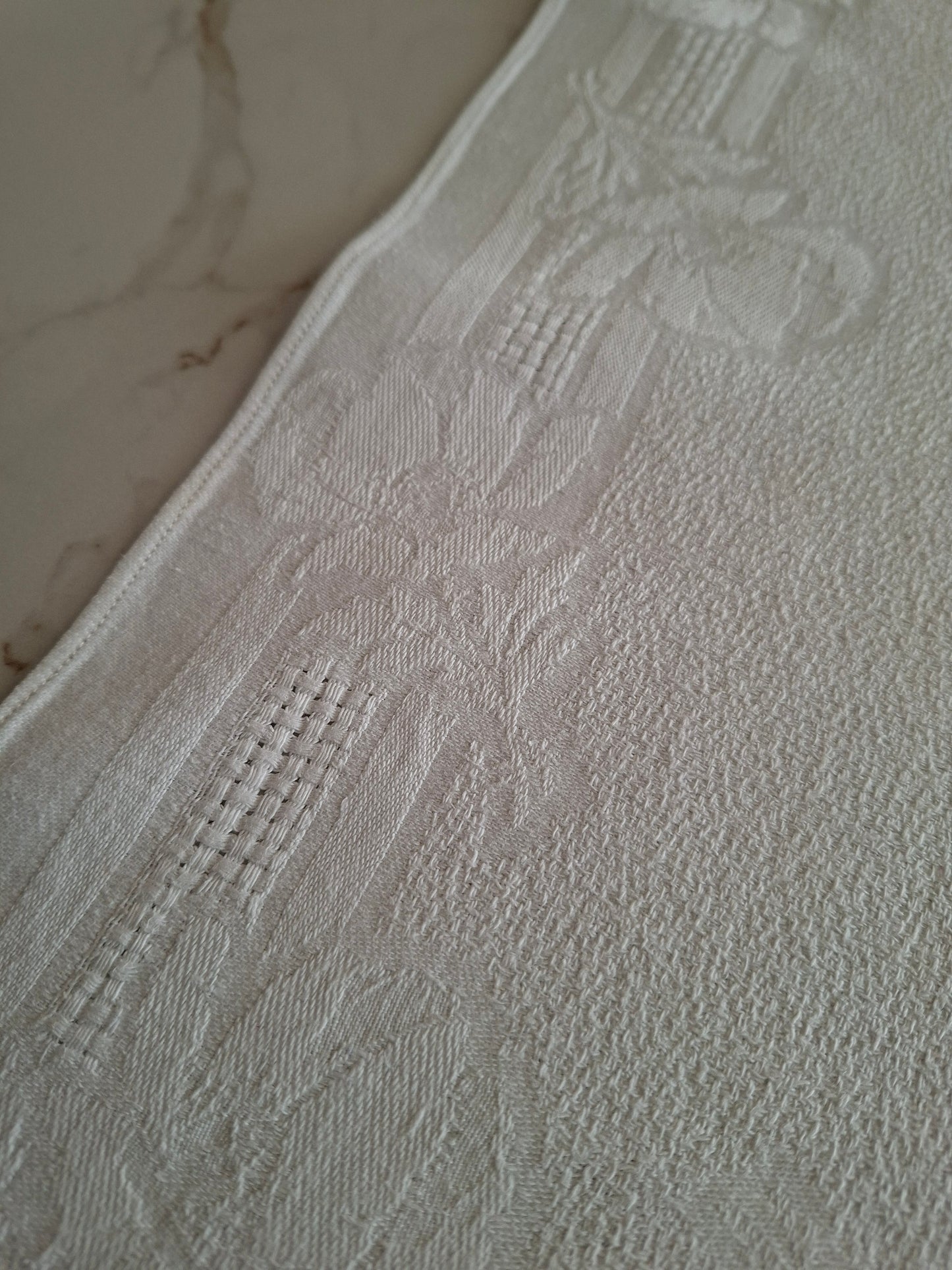 8 serviettes anciennes en coton et lin – Décor fleurs (roses) en relief