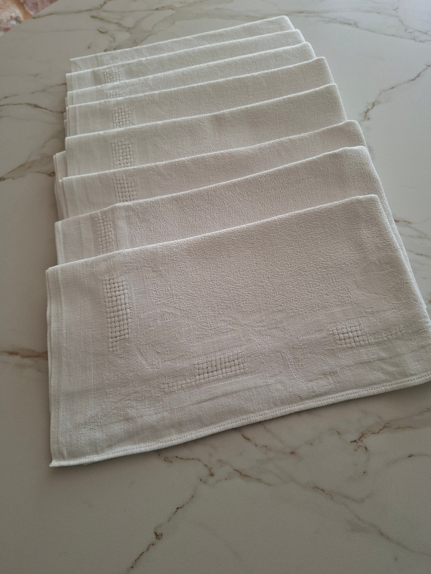 8 serviettes anciennes en coton et lin – Décor fleurs (roses) en relief