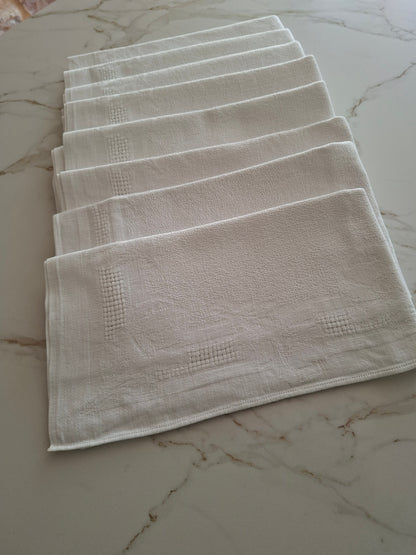 8 serviettes anciennes en coton et lin – Décor fleurs (roses) en relief