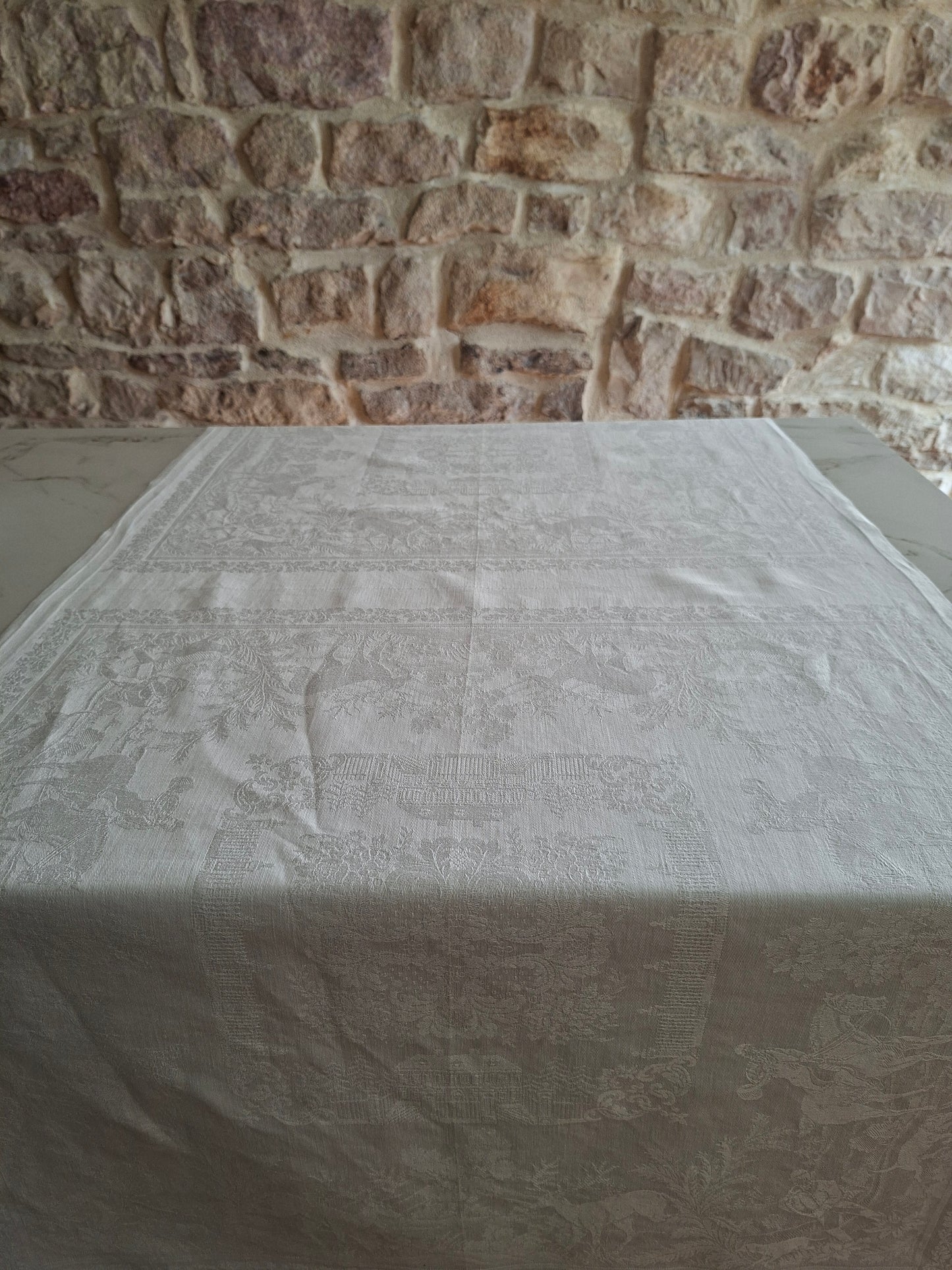 Chemin de table en lin ancien damassé – Décor chasse à courre – Linge ancien Belle Époque 140 x 71 cm