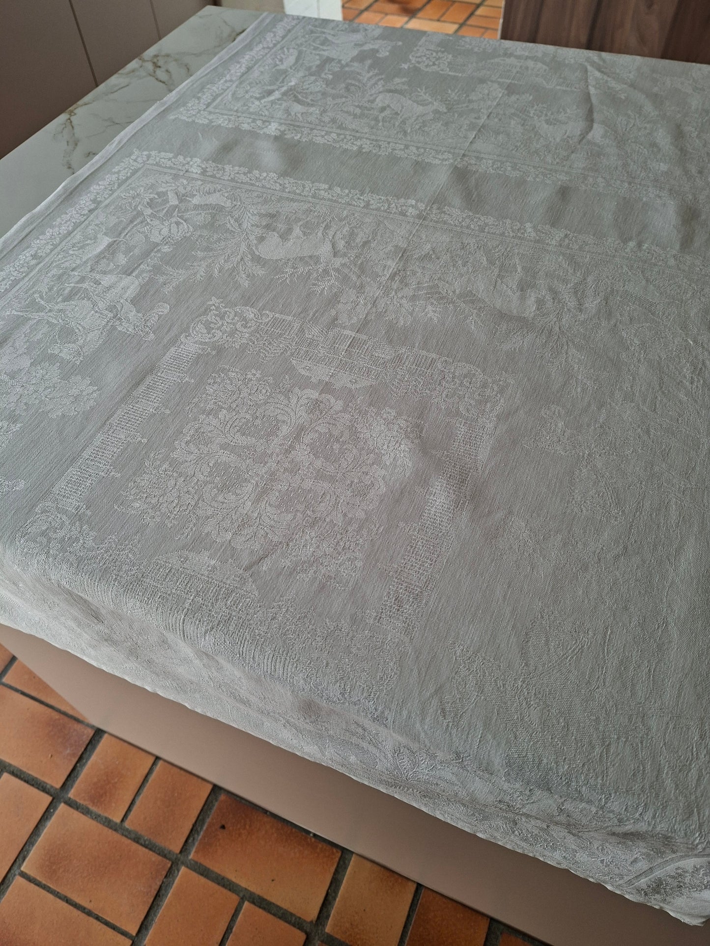 Chemin de table en lin ancien damassé – Décor chasse à courre – Linge ancien Belle Époque 140 x 71 cm