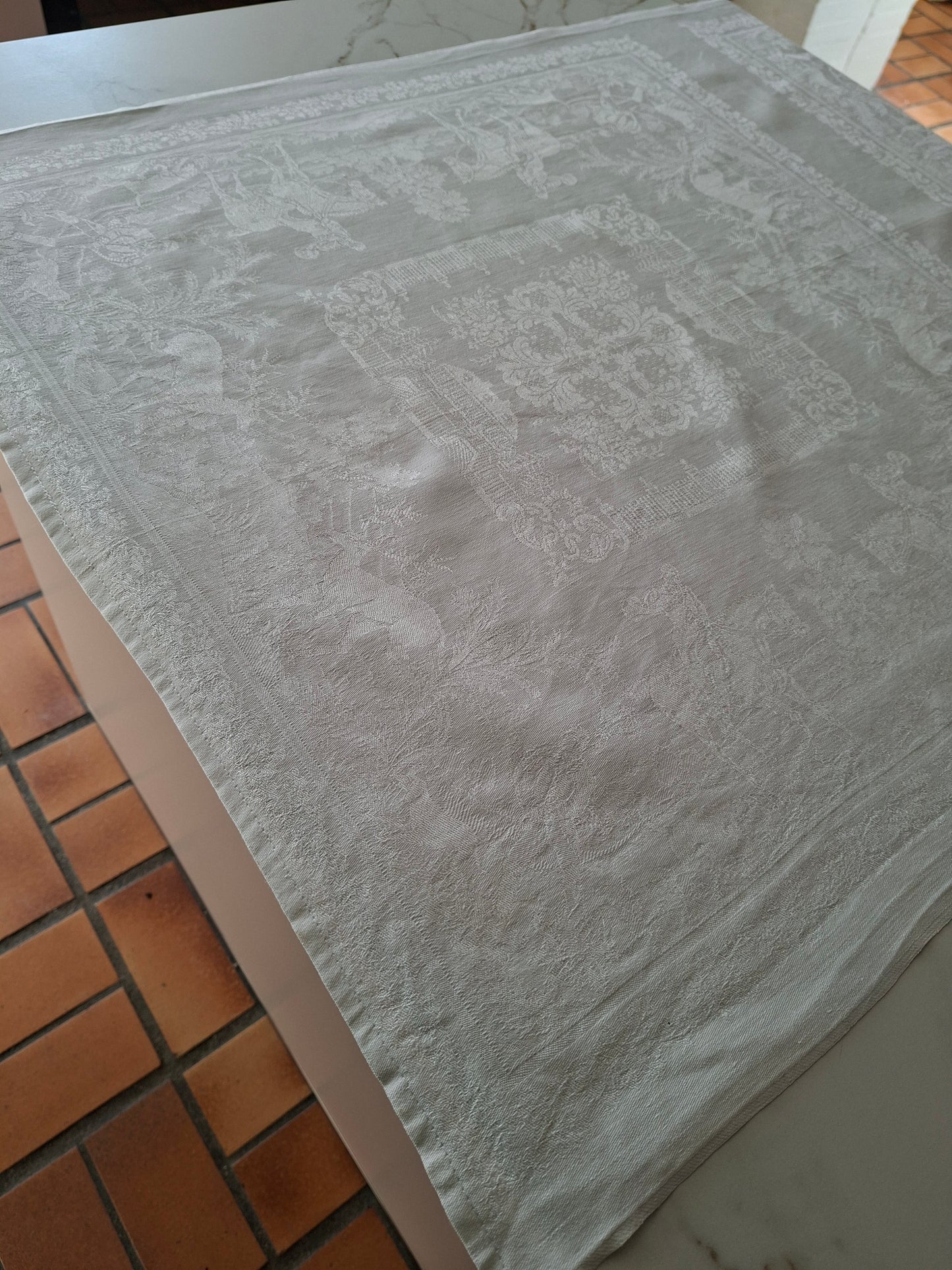 Chemin de table en lin ancien damassé – Décor chasse à courre – Linge ancien Belle Époque 140 x 71 cm