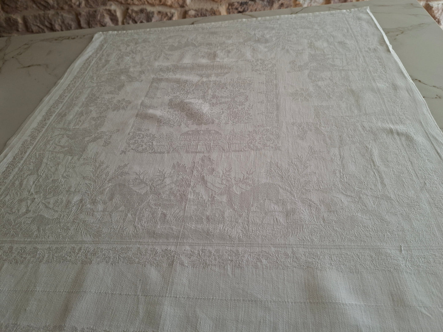 Chemin de table en lin ancien damassé – Décor chasse à courre – Linge ancien Belle Époque 140 x 71 cm