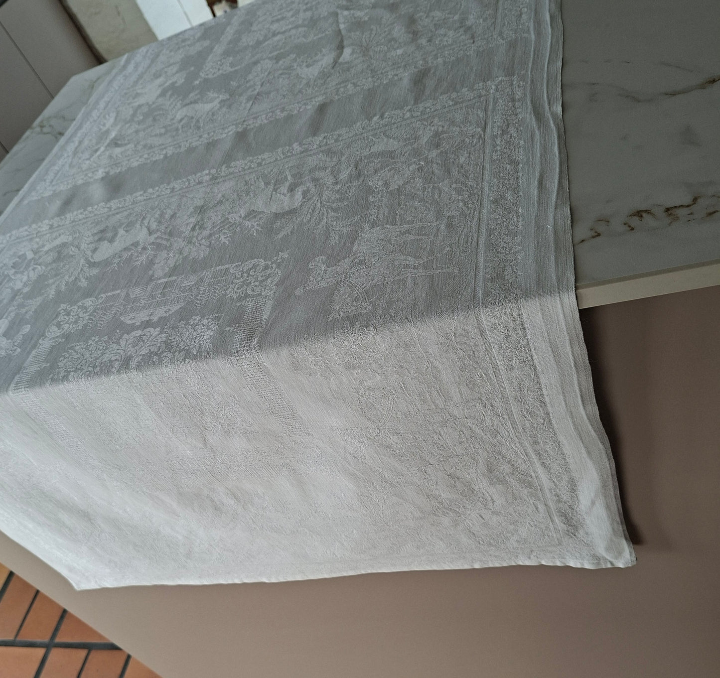 Chemin de table en lin ancien damassé – Décor chasse à courre – Linge ancien Belle Époque 140 x 71 cm
